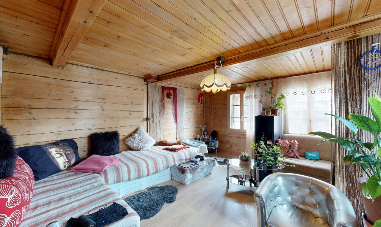 wohnzimmer mit balkendecke, beamed ceiling, holzwand, wood wall, und holzdecke