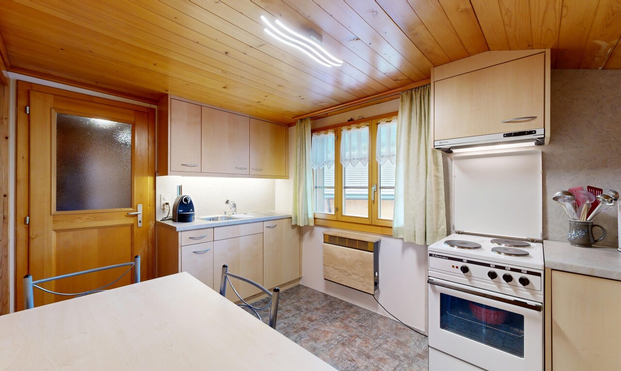 küche mit herd, wood ceiling, holzdecke, light countertops, und arbeitsplatten