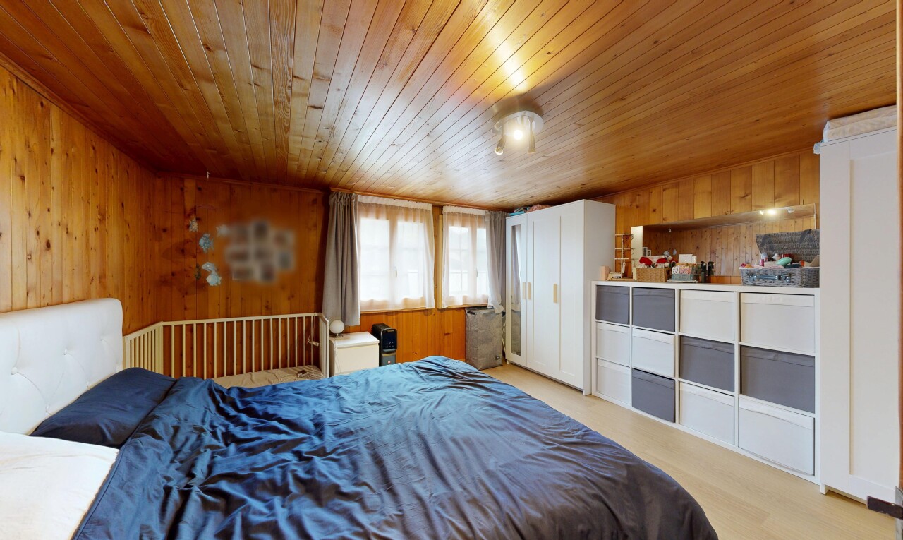 zimmer / schlafzimmer mit wood wall, holzwand, inside property, natural light, und natürliches licht