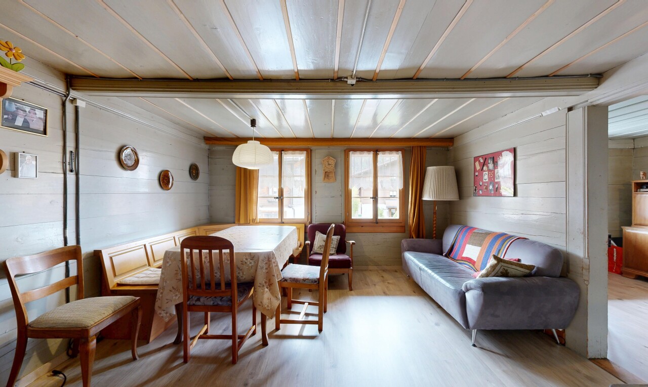 wohn- / esszimmer mit holzwand, wood wall, inside property, holzfußboden, und wood finish floor
