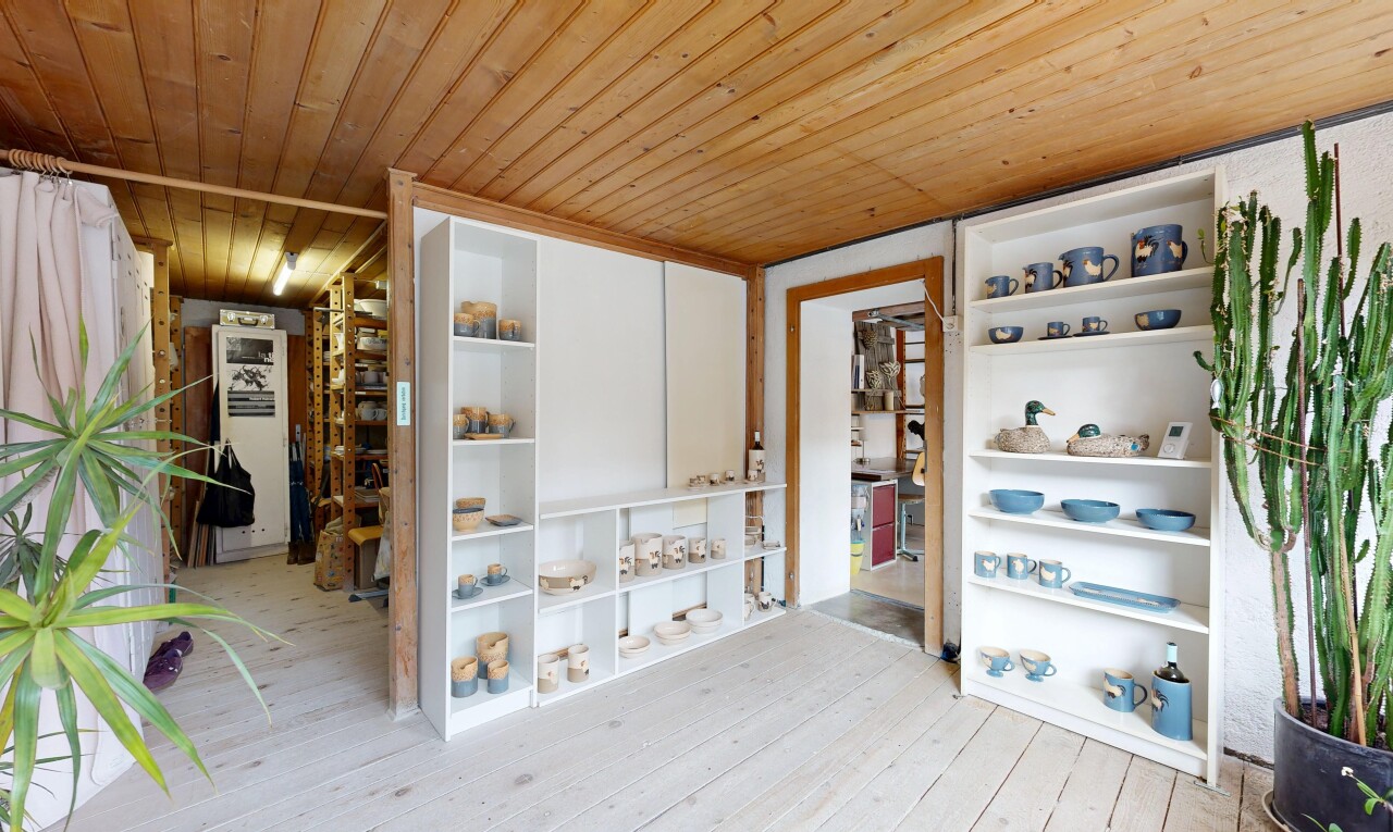 halle / korridor mit wood ceiling, holzdecke, inside property, wood finish floor, und holzfußboden