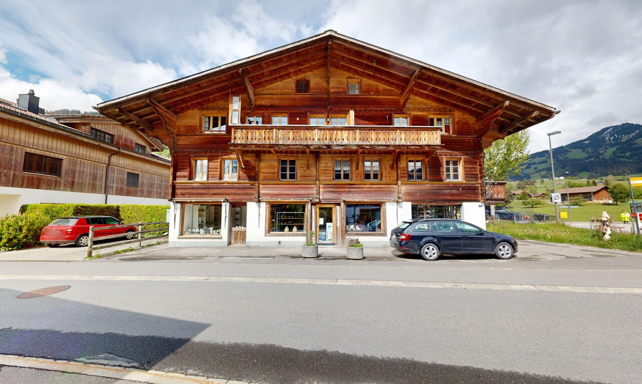 Exklusiv: Grosses Chalet für gemischte Nutzung am Dorfeingang