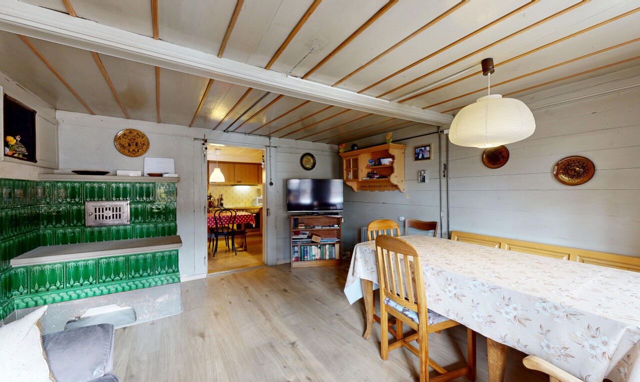 esszimmer mit holzfußboden, wood finish floor, inside property, fernseher, und holzwand