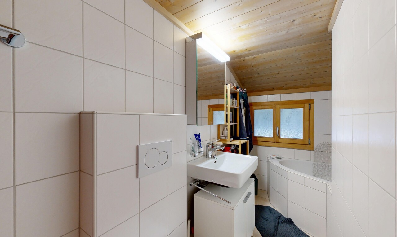 bad mit fliesenwand, tile wall, komplettes badezimmer, spiegel, und bad