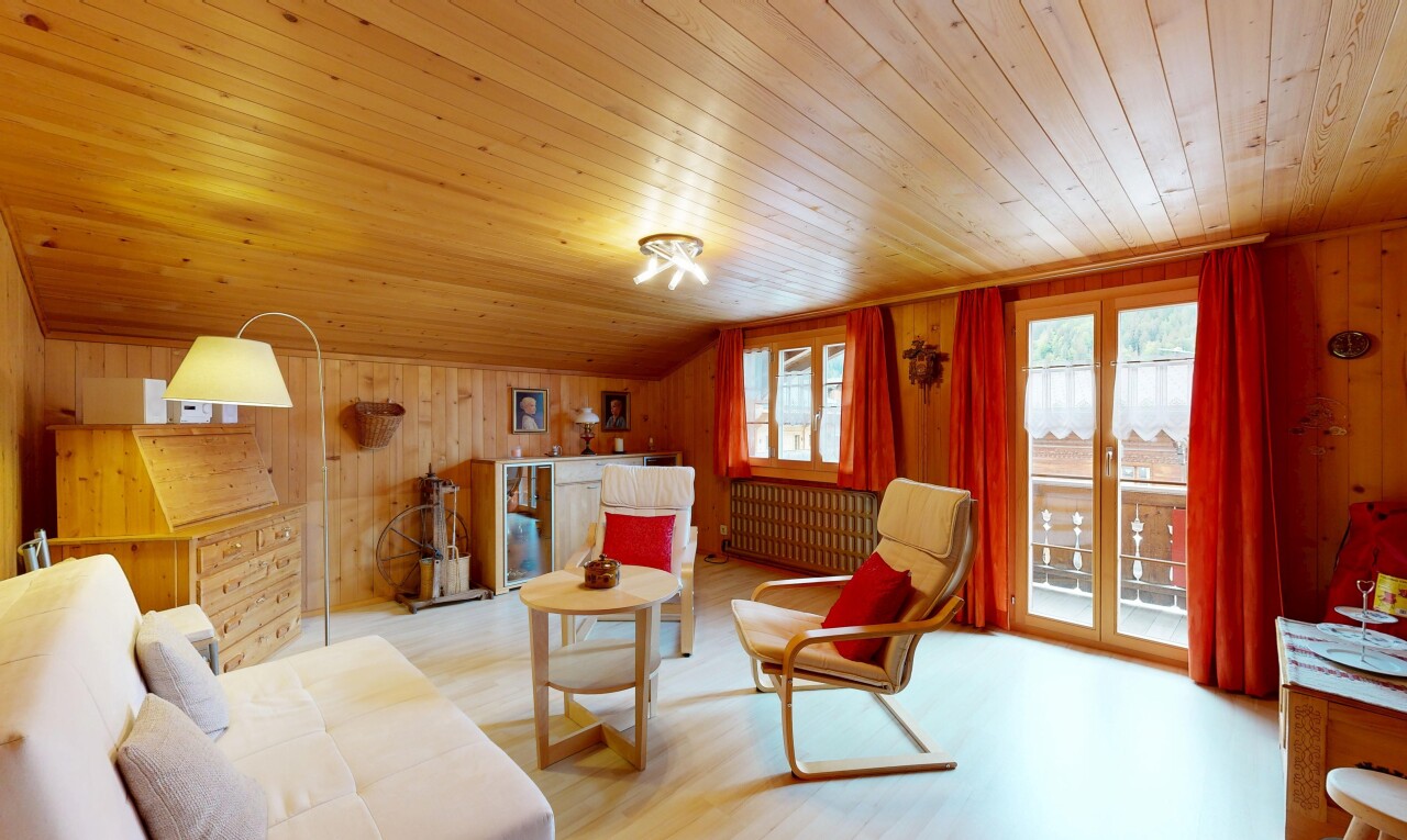 wohnzimmer mit inside property, holzwand, wood wall, holzfußboden, und wood finish floor