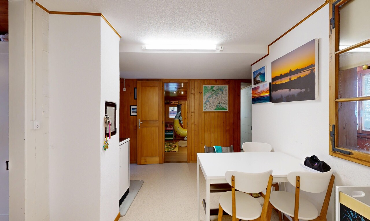 esszimmer mit light floor, gipskartonwand, drywall, inside property, und holzwand