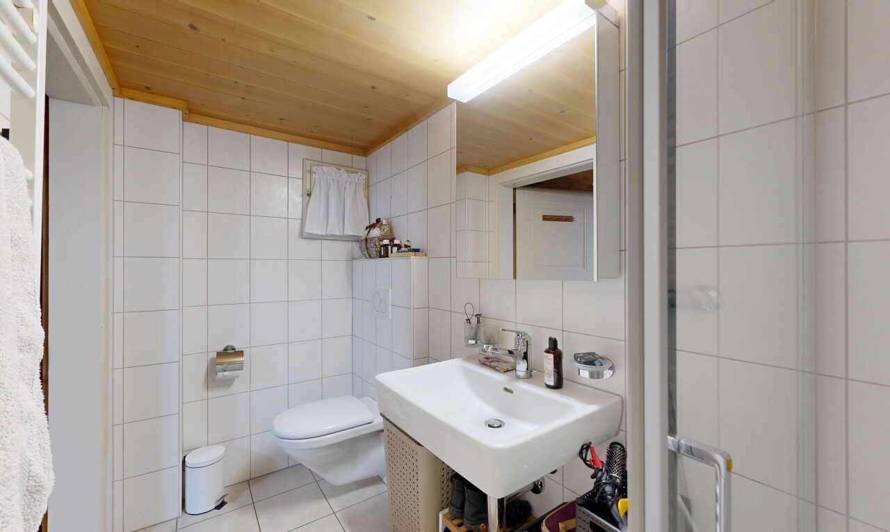 bad mit toilette, fliesenwand, tile wall, spiegel, und inside property
