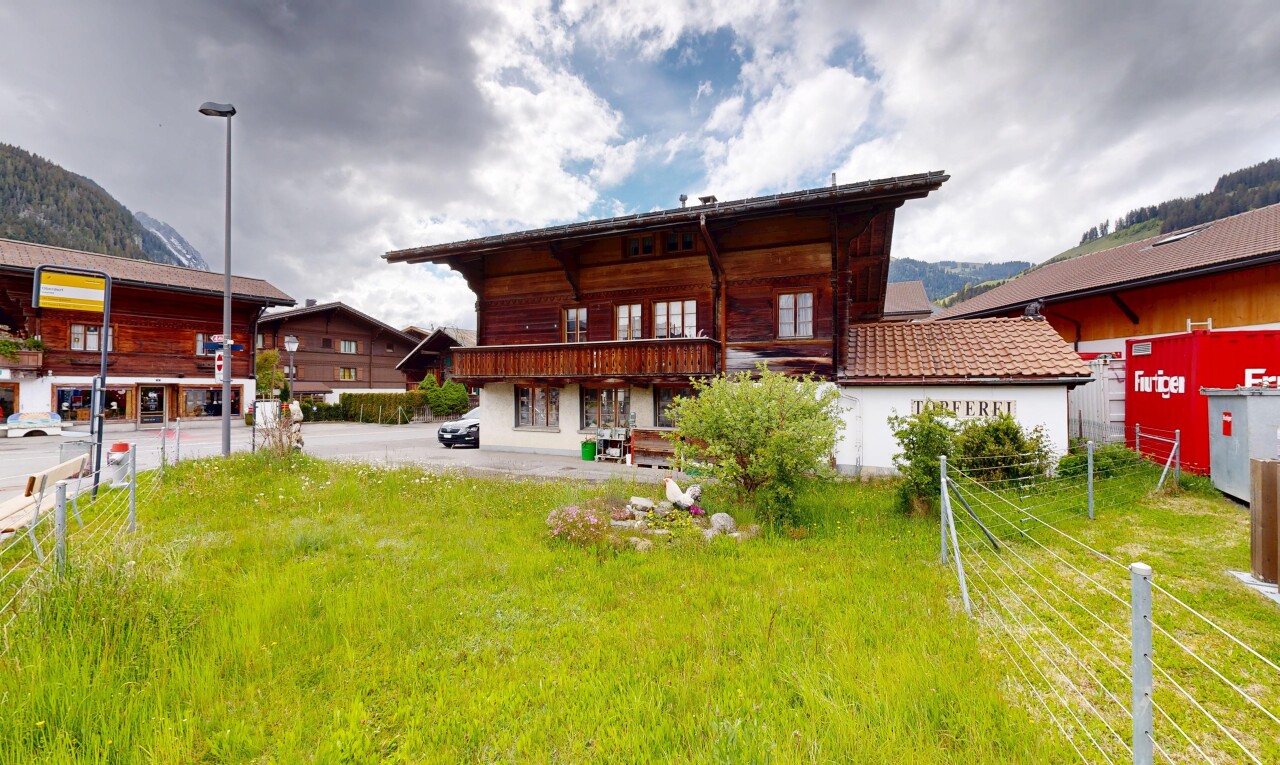 außenansicht mit holzverkleidung, horizontale verkleidung, blick auf die berge, mountain view, und rasen