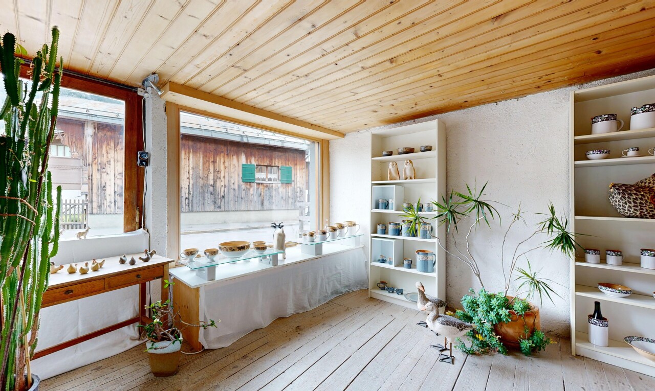 wohnzimmer mit holzdecke, wood ceiling, inside property, light floor, und hardwood floor