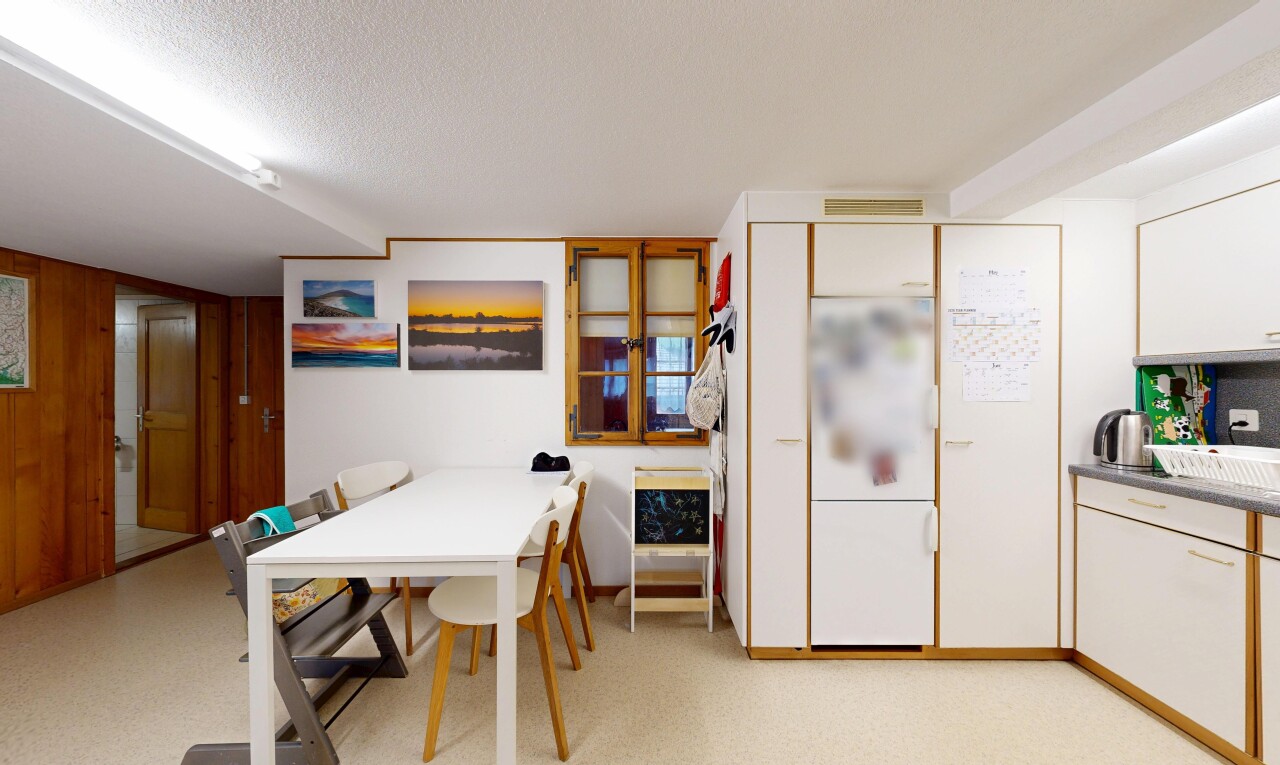 küche mit inside property, light floor, weiße schränke, white cabinets, und gipskartonwand