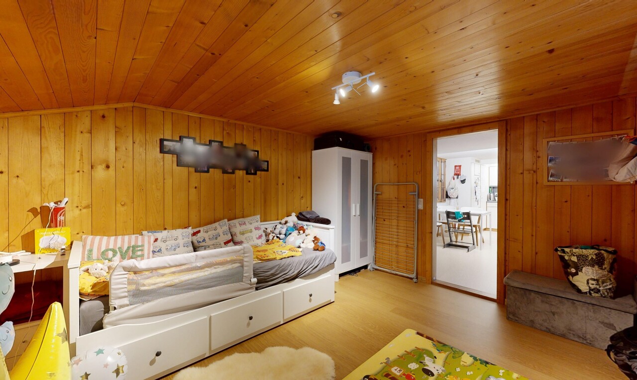 zimmer / schlafzimmer mit holzfußboden, wood finish floor, holzdecke, wood ceiling, und inside property