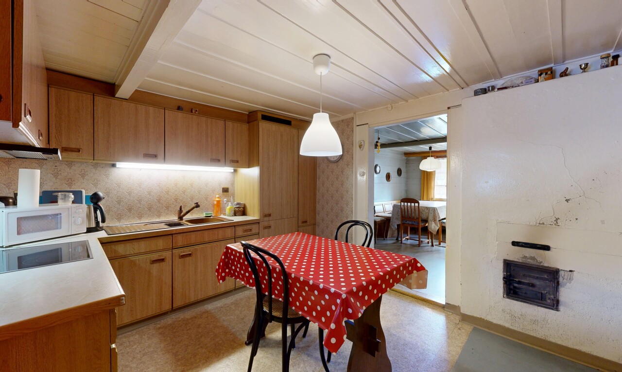 küche mit light countertops, arbeitsplatten, inside property, beamed ceiling, und balkendecke