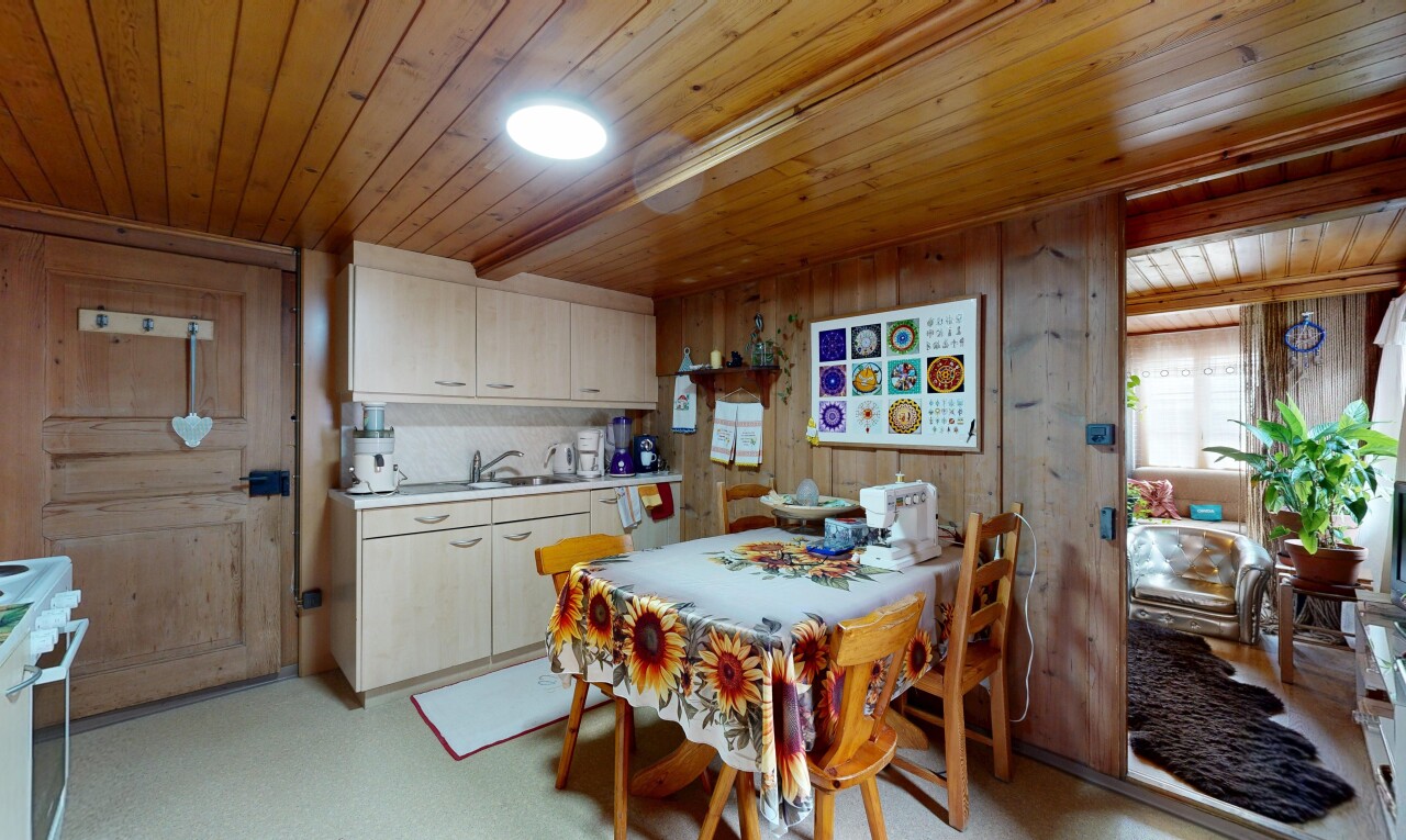 esszimmer mit holzwand, wood wall, light floor, natürliches licht, und natural light