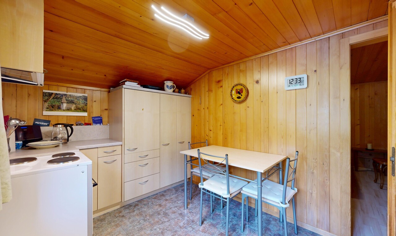 küche mit holzwand, wood wall, arbeitsplatten, light countertops, und holzdecke