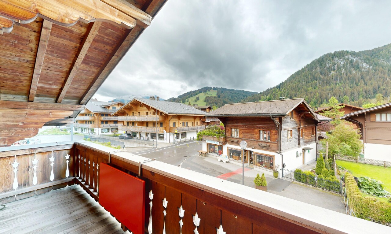 balkon mit from property, overcast, mountain view, blick auf die berge, und balkon