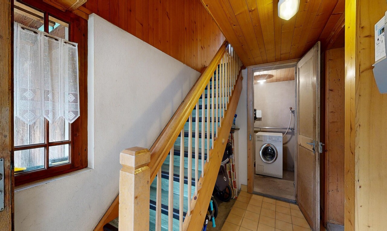 treppe mit treppen, tumbler, inside property, niedrige decke, und low ceiling