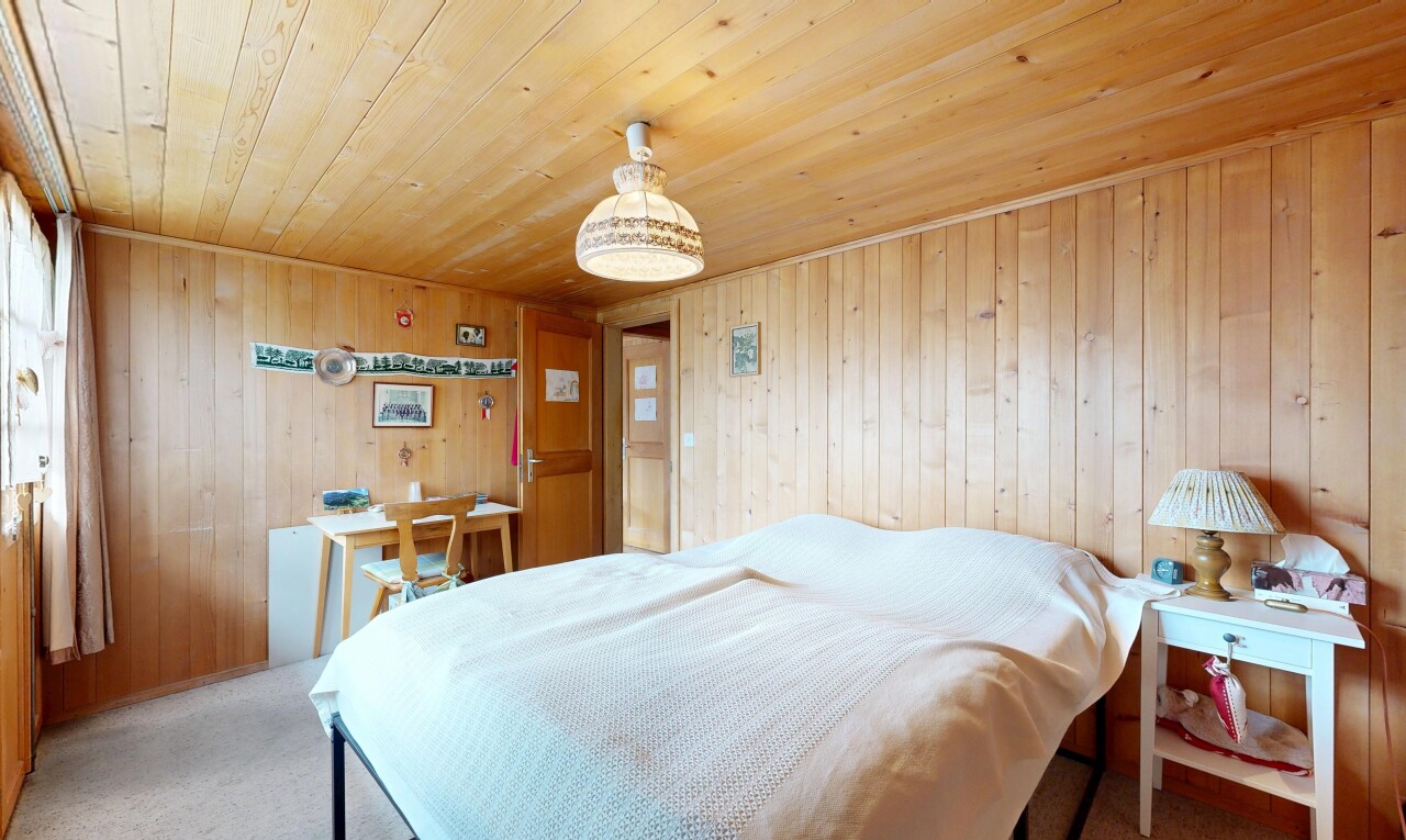 zimmer / schlafzimmer mit teppich, carpet, holzdecke, wood ceiling, und inside property
