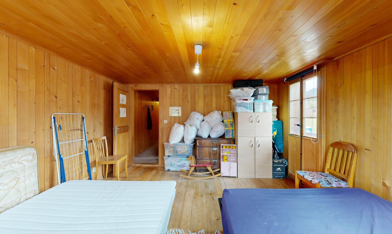 esszimmer mit holzfußboden, wood finish floor, inside property, holzwand, und wood wall