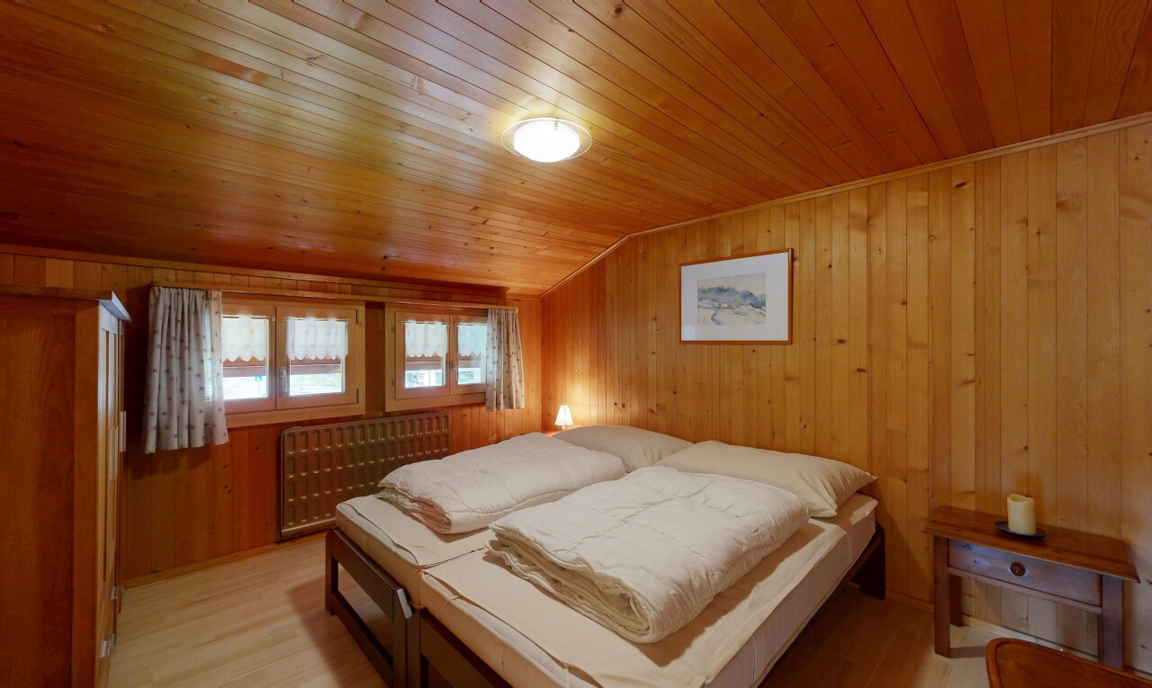 zimmer / schlafzimmer mit holzwand, wood wall, natürliches licht, natural light, und holzfußboden