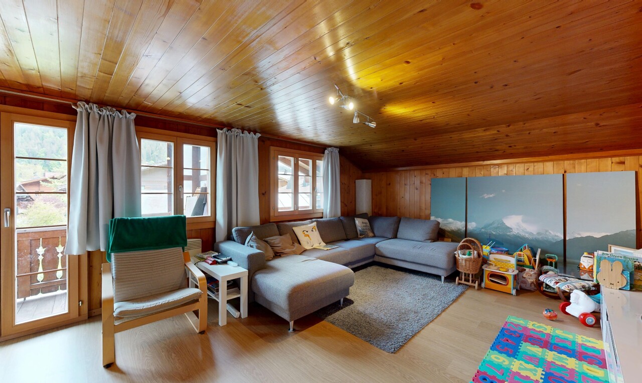 wohnzimmer mit vaulted ceiling, dachschräge, inside property, wood finish floor, und holzfußboden