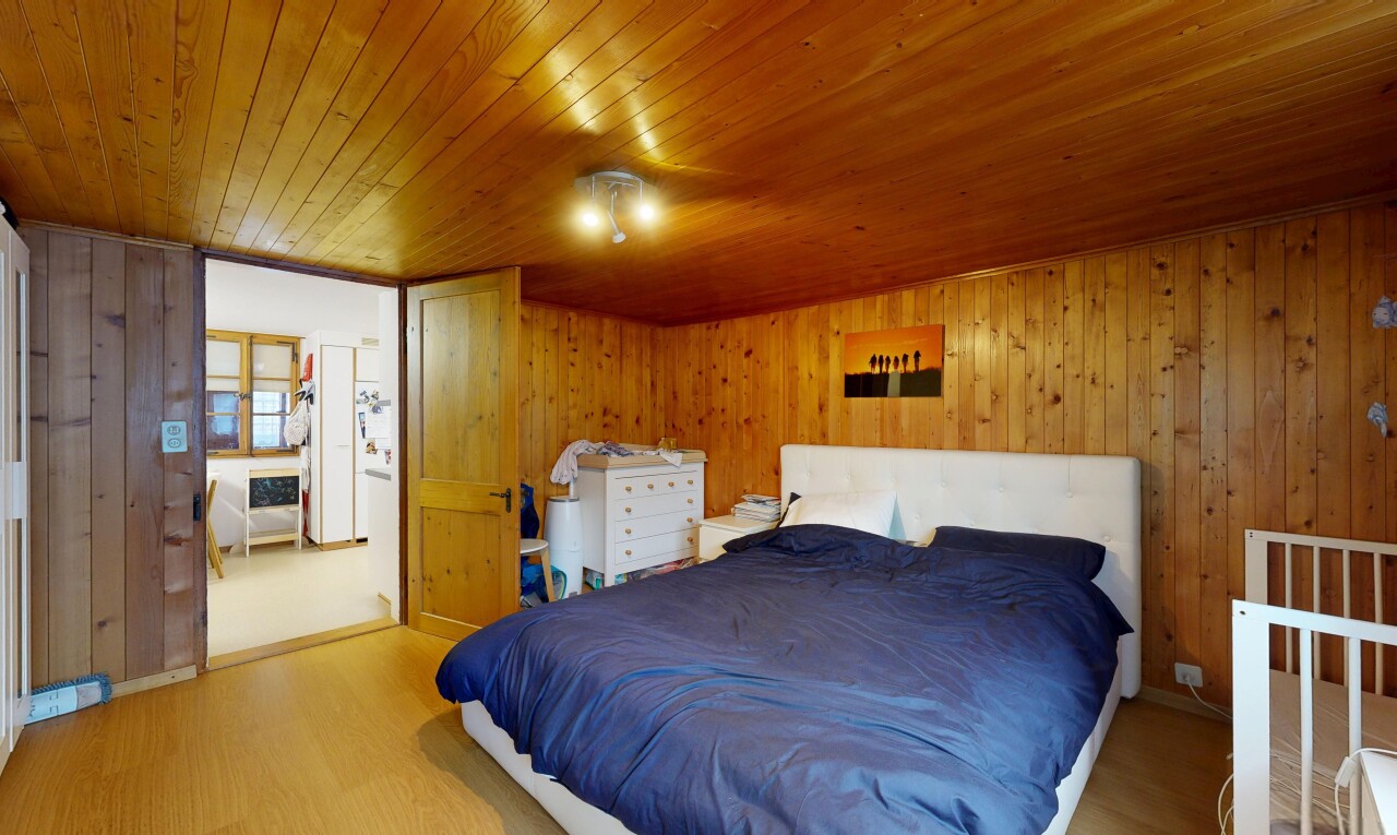 zimmer / schlafzimmer mit wood wall, holzwand, wood finish floor, holzfußboden, und low ceiling