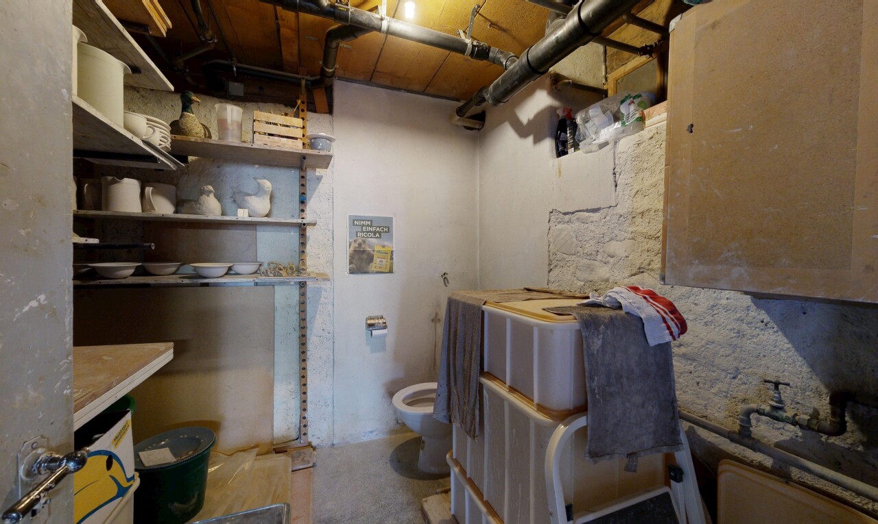 bad mit toilette, inside property, gäste-wc, keller, und drywall