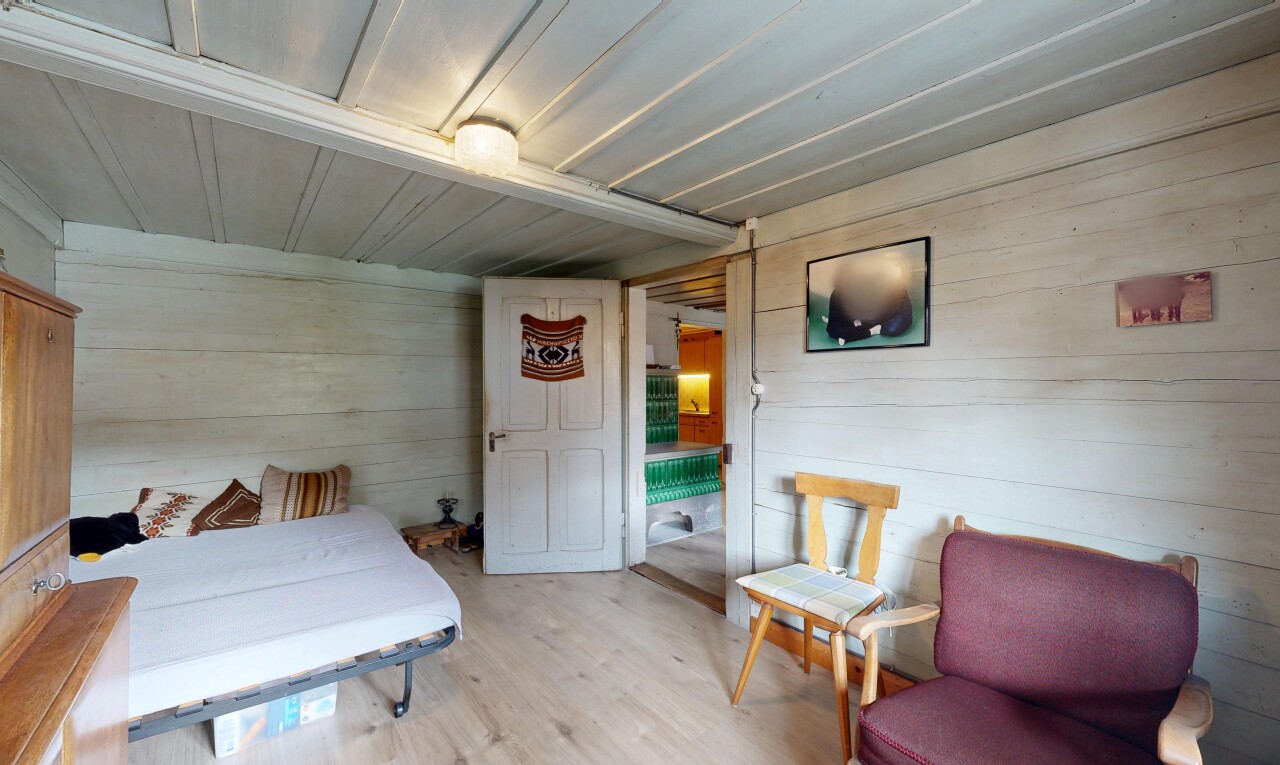 zimmer / schlafzimmer mit wood wall, holzwand, wood finish floor, holzfußboden, und inside property