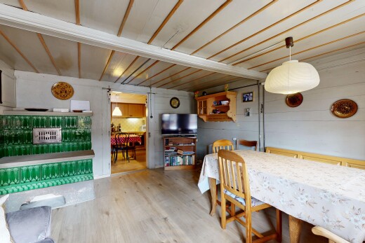 esszimmer mit holzfußboden, wood finish floor, inside property, fernseher, und holzwand