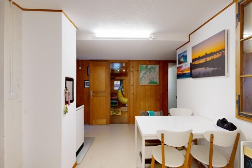 esszimmer mit light floor, gipskartonwand, drywall, inside property, und holzwand