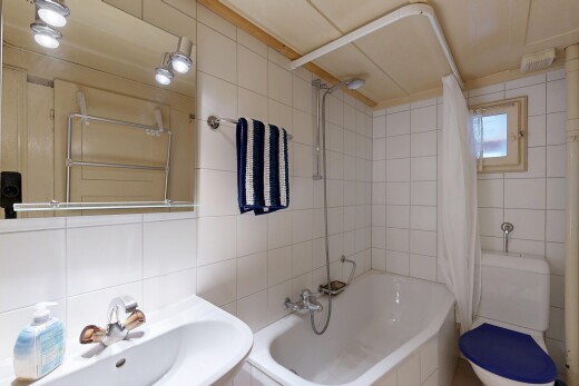 bad mit tile wall, fliesenwand, spiegel, waschbecken, und inside property