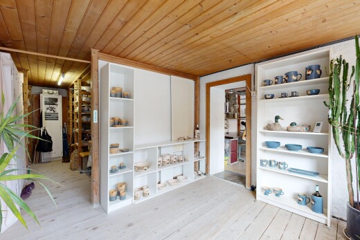 halle / korridor mit wood ceiling, holzdecke, inside property, wood finish floor, und holzfußboden