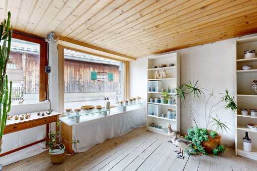 wohnzimmer mit holzdecke, wood ceiling, inside property, light floor, und hardwood floor