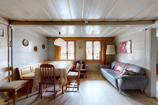 wohn- / esszimmer mit holzwand, wood wall, inside property, holzfußboden, und wood finish floor