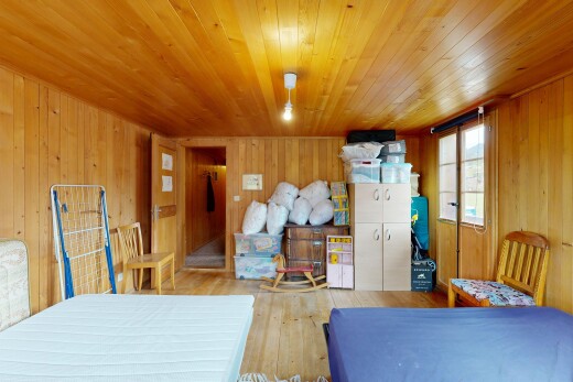 esszimmer mit holzfußboden, wood finish floor, inside property, holzwand, und wood wall