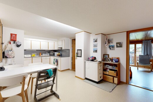 küche mit weiße schränke, white cabinets, light floor, inside property, und gipskartonwand