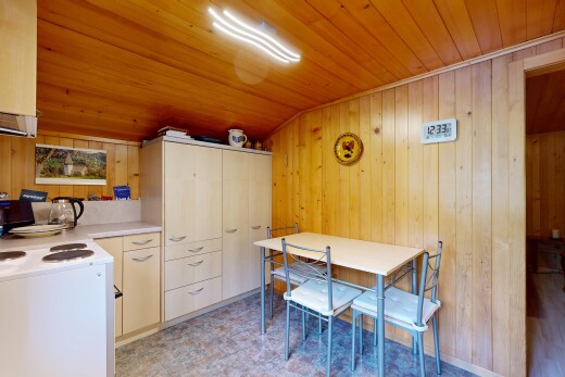 küche mit holzwand, wood wall, arbeitsplatten, light countertops, und holzdecke