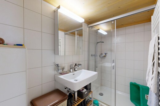 bad mit spiegel, tile wall, fliesenwand, dusche, und komplettes badezimmer