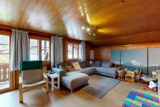 wohnzimmer mit vaulted ceiling, dachschräge, inside property, wood finish floor, und holzfußboden