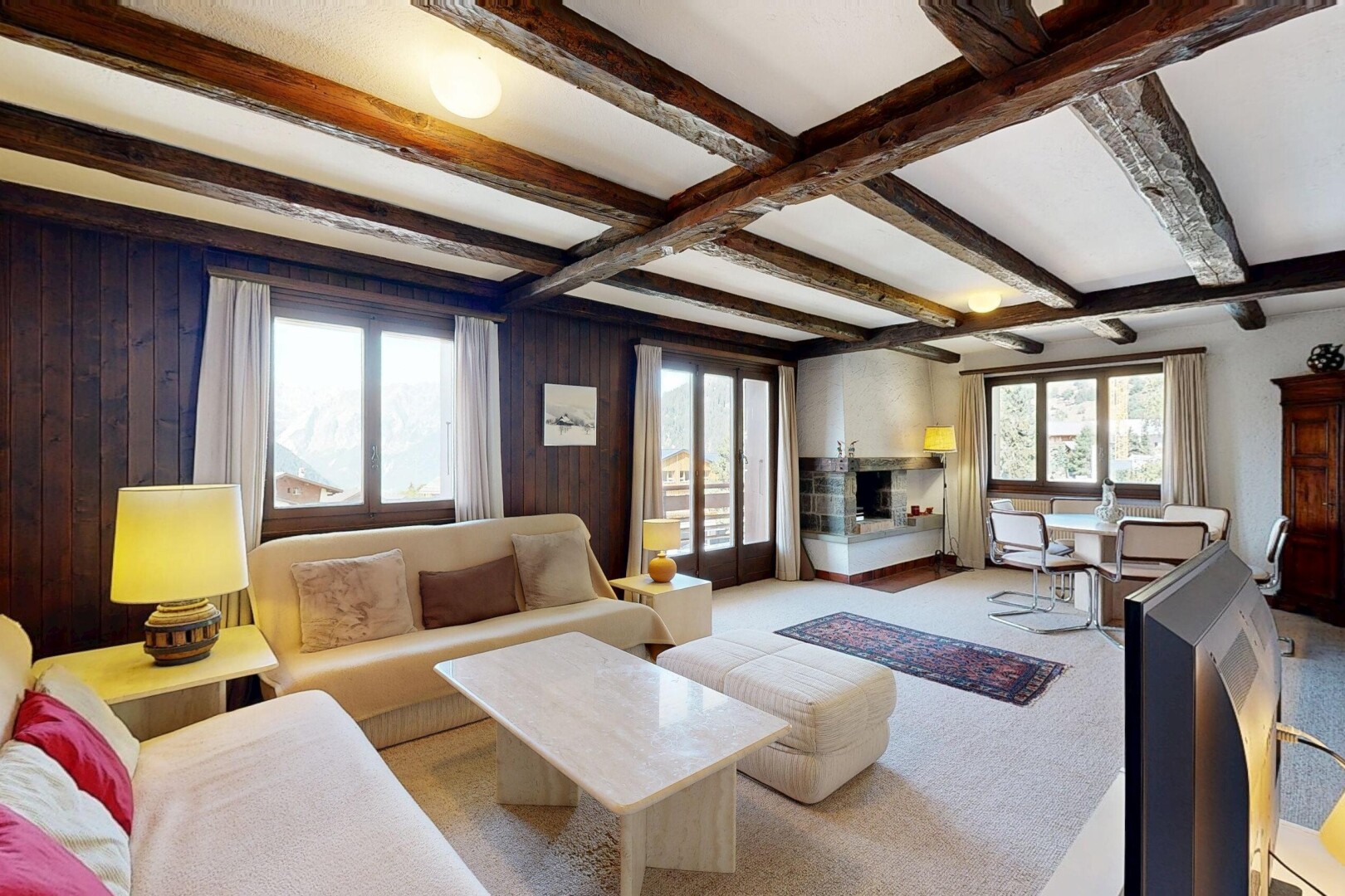 salon avec beamed ceiling, plafond à poutres, wood wall, mur en bois, et high end ceiling