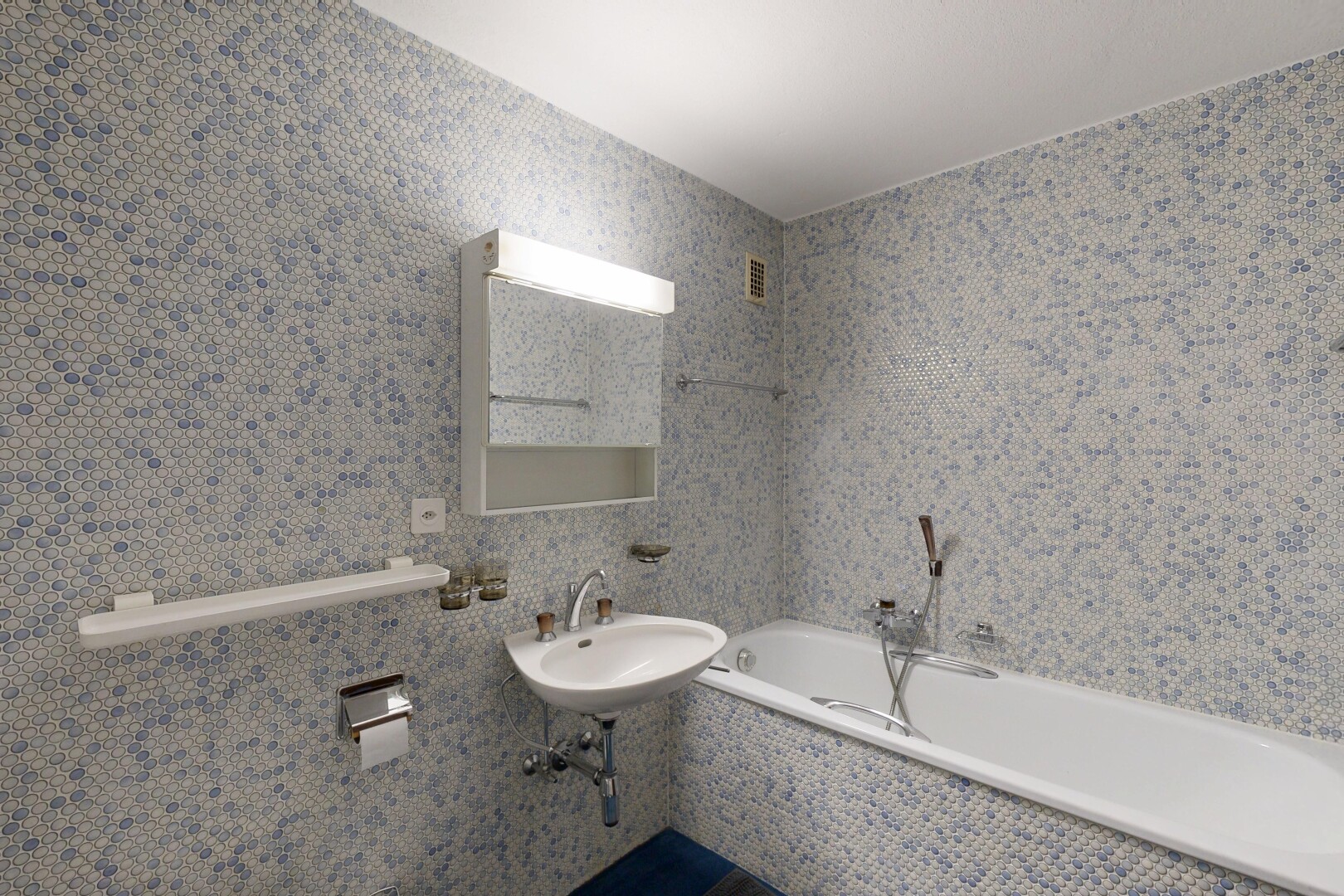 salle de bains avec tile wall, mur en carrelage, bain, salle de bain complète, et évier