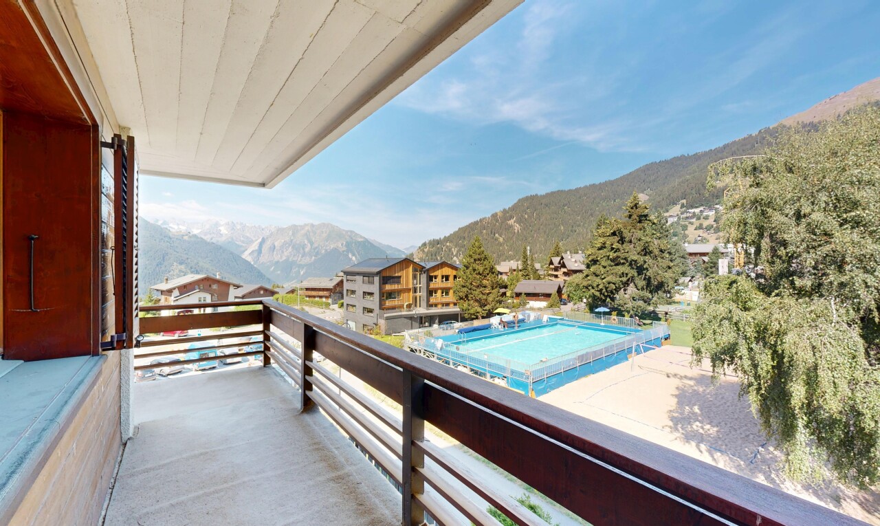 balcon avec balcon, vue sur la montagne, mountain view, day time, et view focus