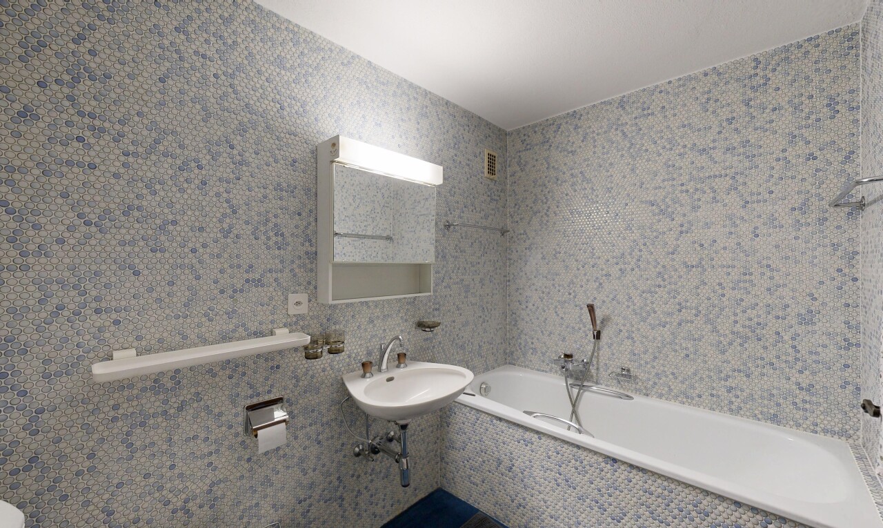 salle de bains avec tile wall, mur en carrelage, bain, salle de bain complète, et évier