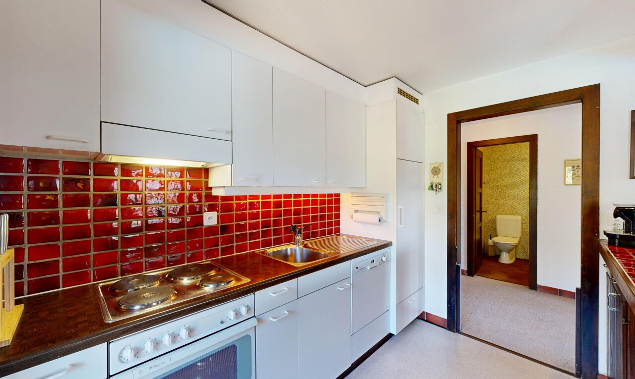 cuisine avec four, backsplash, dosseret, white cabinets, et armoires blanches