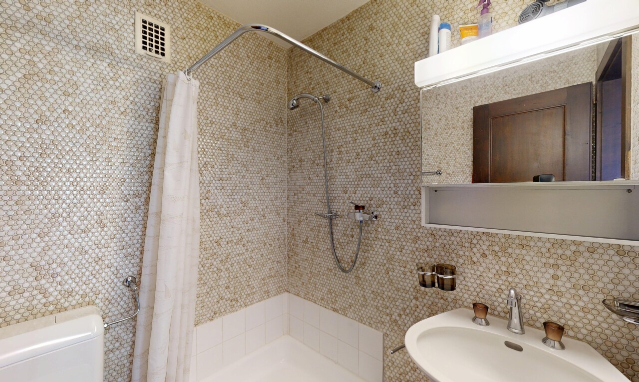 salle de bains avec tile wall, mur en carrelage, évier, salle de bain complète, et inside property