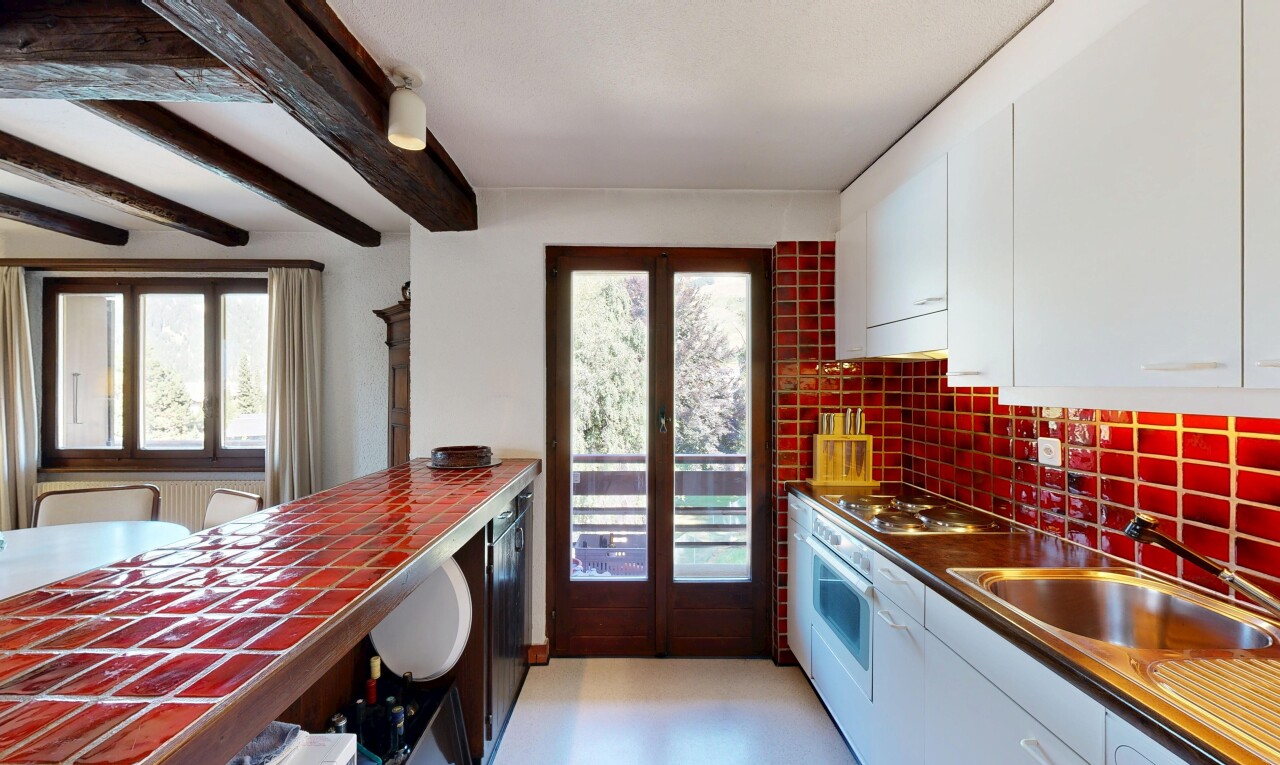 cuisine avec beamed ceiling, plafond à poutres, backsplash, dosseret, et tile countertops