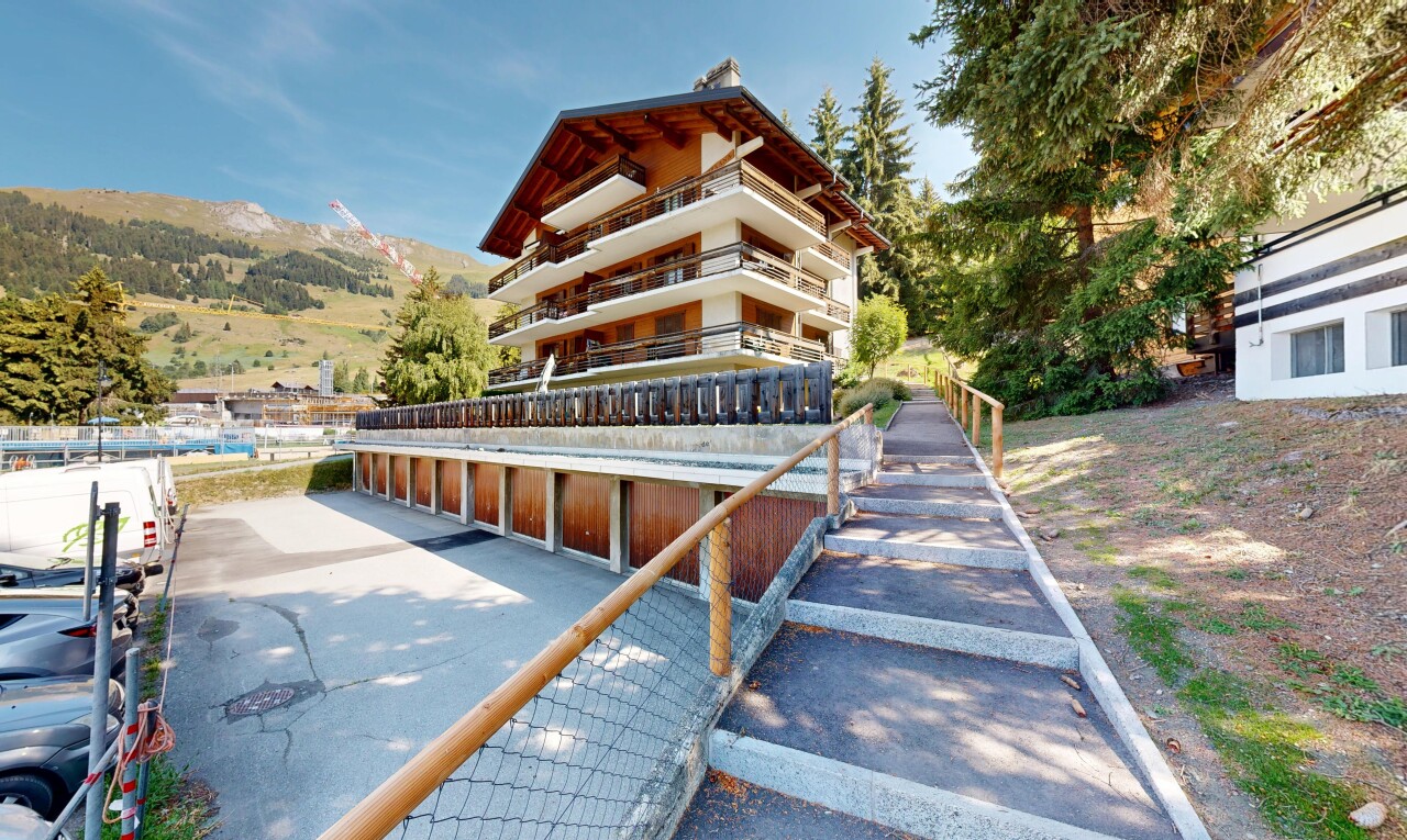 façade avec from community, day time, vue sur la montagne, et mountain view