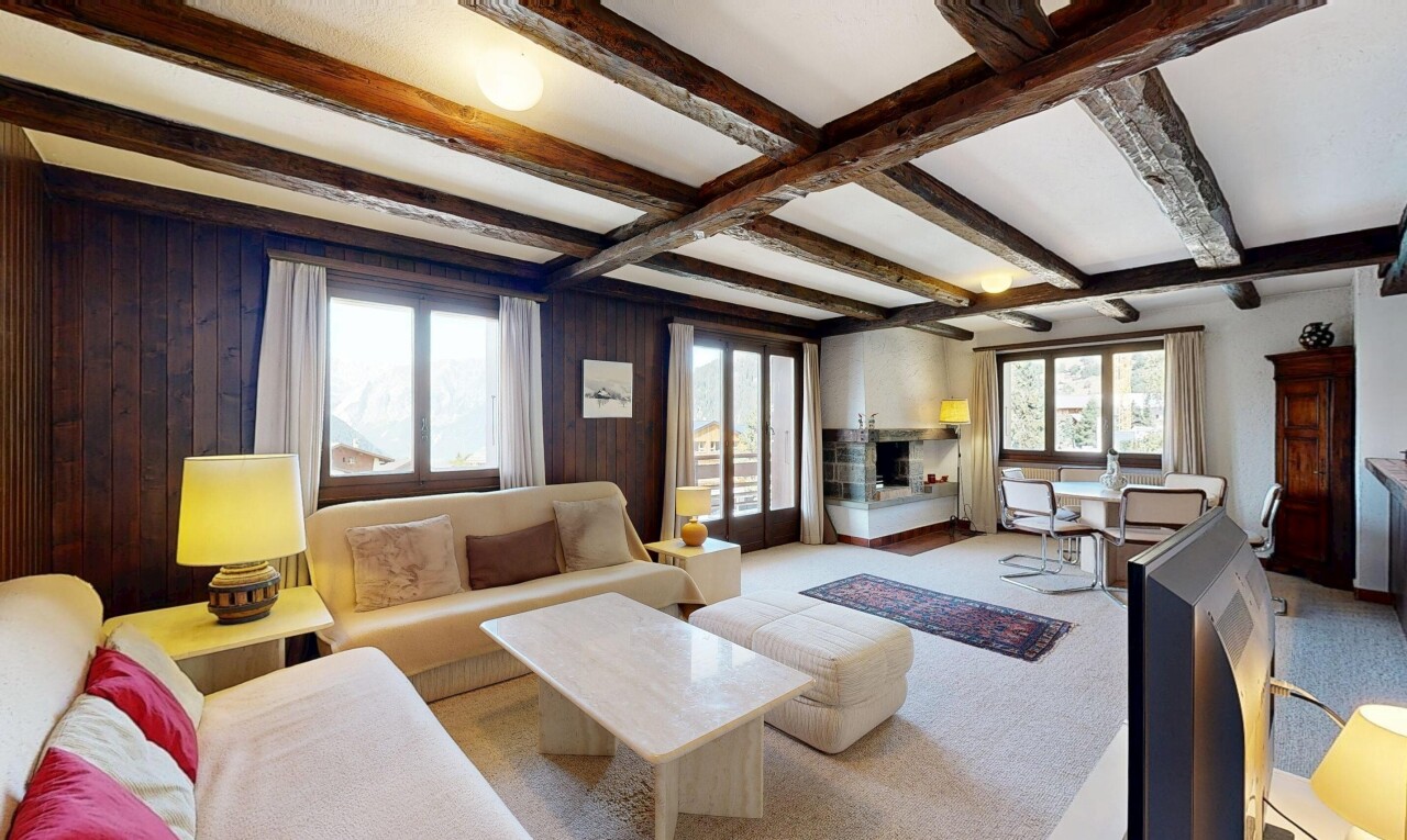salon avec beamed ceiling, plafond à poutres, wood wall, mur en bois, et high end ceiling