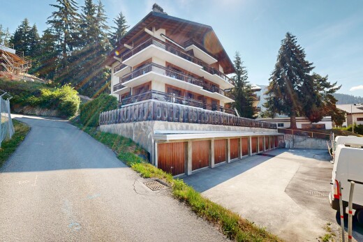 extérieur du bâtiment avec day time et clôture