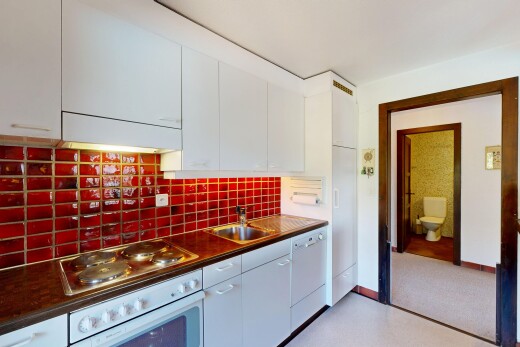 cuisine avec four, backsplash, dosseret, white cabinets, et armoires blanches