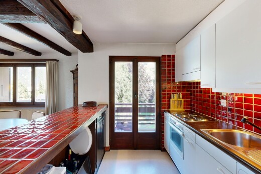 cuisine avec beamed ceiling, plafond à poutres, backsplash, dosseret, et tile countertops